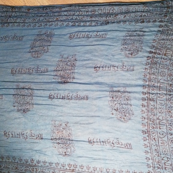 Scarf ... shoulder wrap - Picture 3 of 3